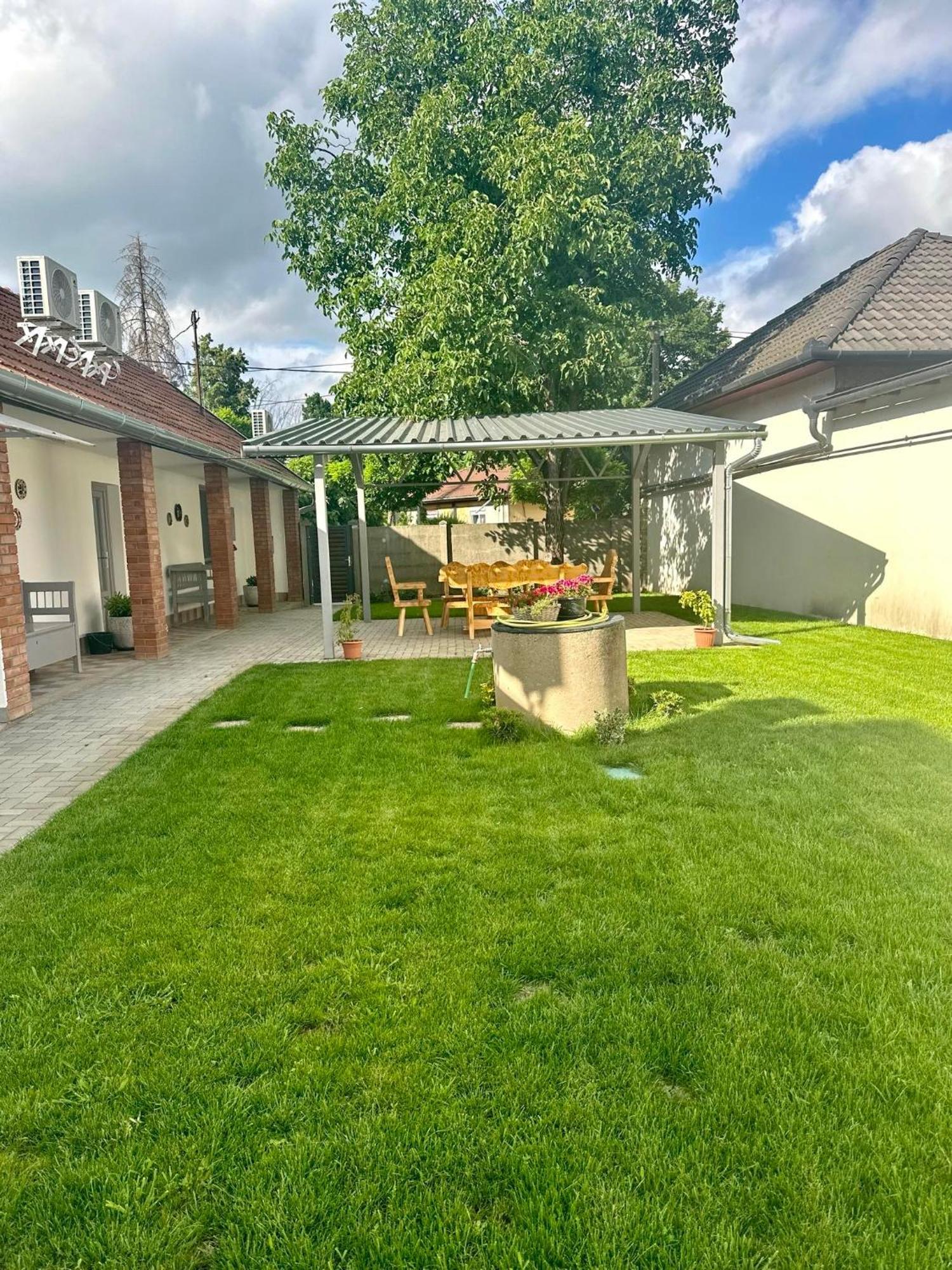 Tuenderkert Apartman Gyula Buitenkant foto