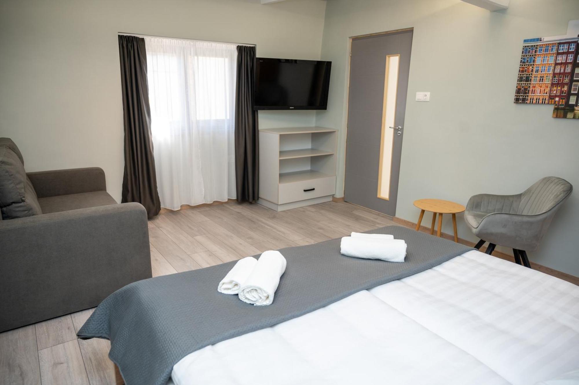 Tuenderkert Apartman Gyula Buitenkant foto