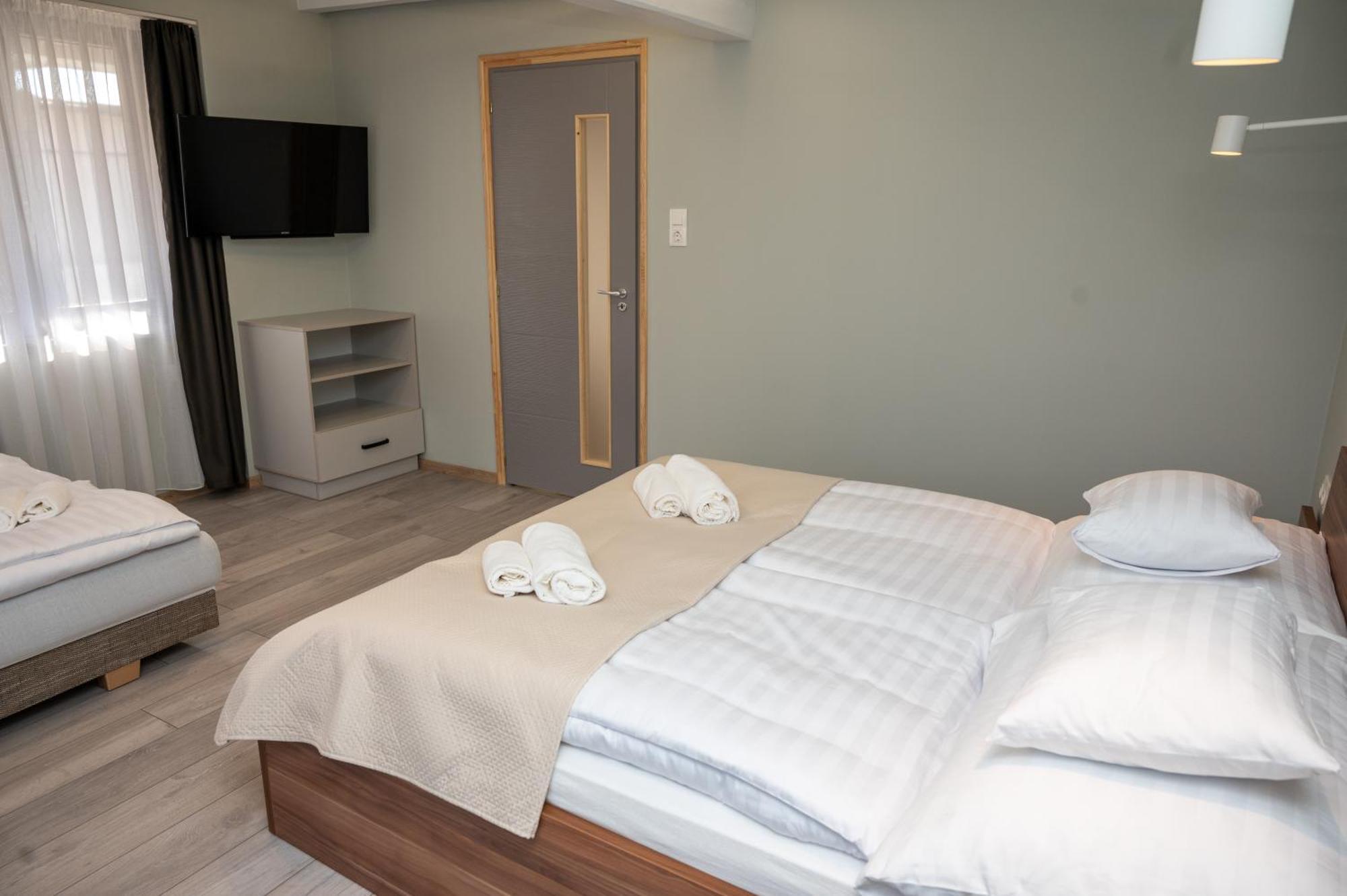 Tuenderkert Apartman Gyula Buitenkant foto