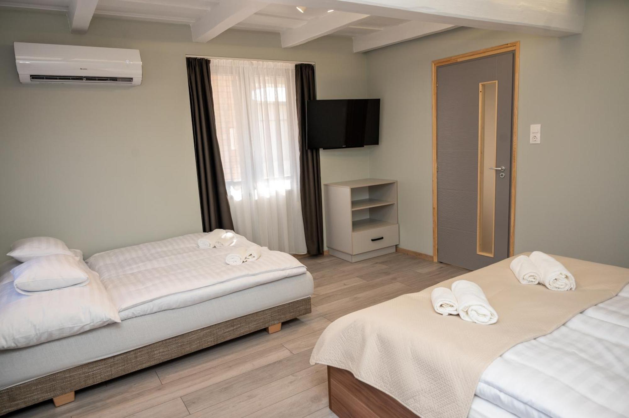 Tuenderkert Apartman Gyula Buitenkant foto