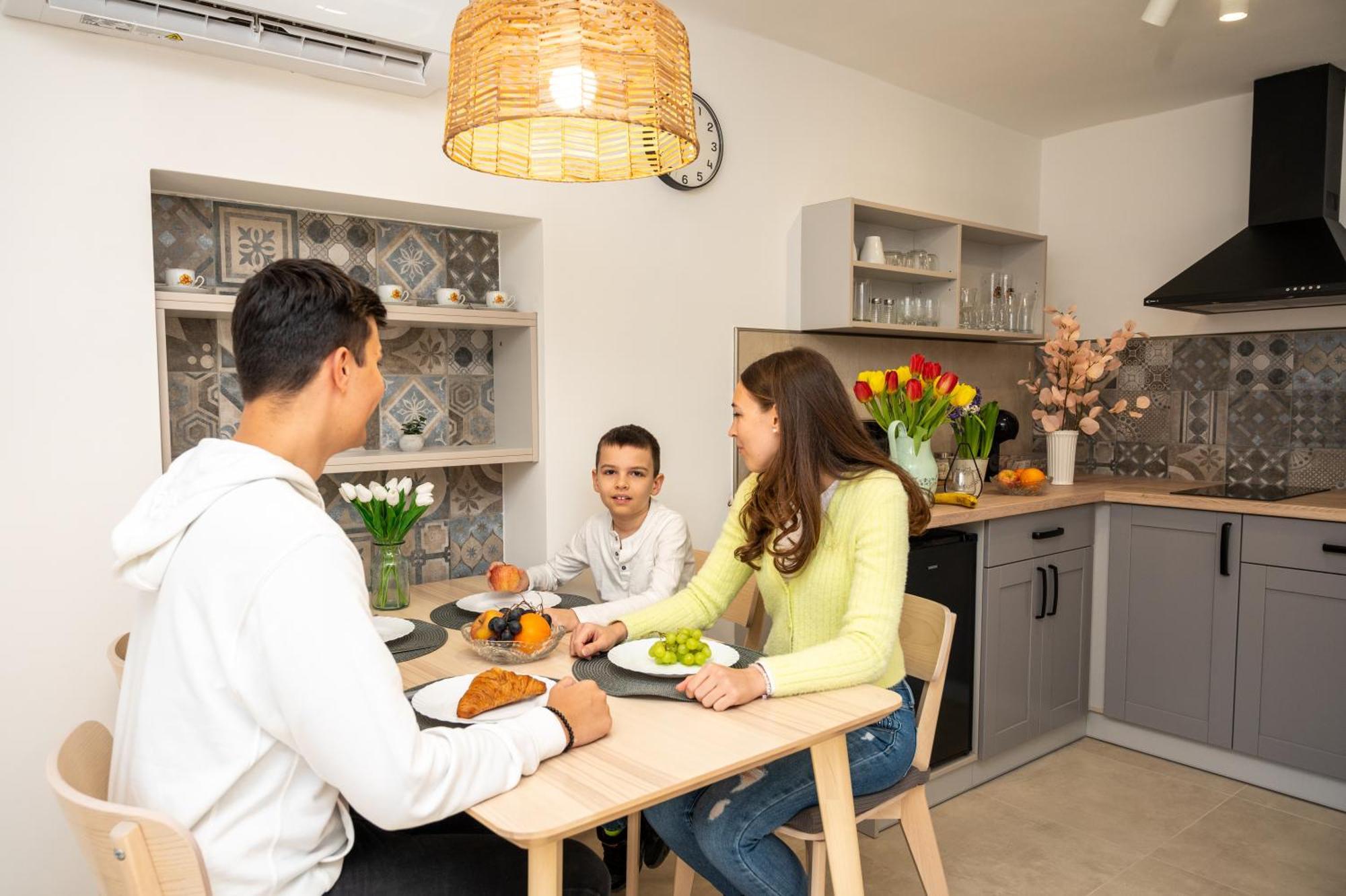 Tuenderkert Apartman Gyula Buitenkant foto